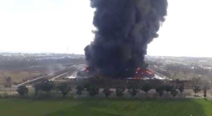 <p>Kebakaran di kilang minyak Balongan/Tangkapan Layar YouTube KompasTV</p>
