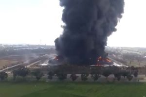 <p>Kebakaran di kilang minyak Balongan/Tangkapan Layar YouTube KompasTV</p>
