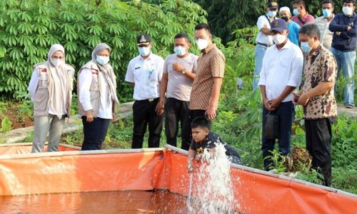 <p>CEO PT Lippo Karawaci Tbk, John Riady yang juga menjabat sebagai Presiden Komisaris PT Siloam Hospitals Tbk (ketiga dari kanan), dan Camat Kelapa Dua Tangerang, Prima Saras Puspa, (kedua dari kiri) meninjau lahan produktif di Kelurahan Bojong Nangka, Kecamatan Kelapa Dua, Kabupaten Tangerang. / Dok. Lippo Karawaci</p>
