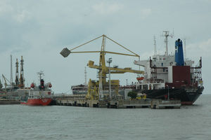 <p>Pelabuhan Gresik/gistet500kvgresik.wordpress.com/</p>
