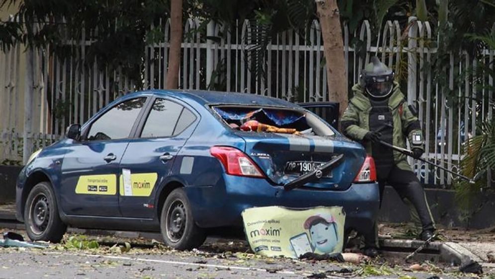 Tim Gegana saat olah TKP Bom Katedral Makassar.jpeg