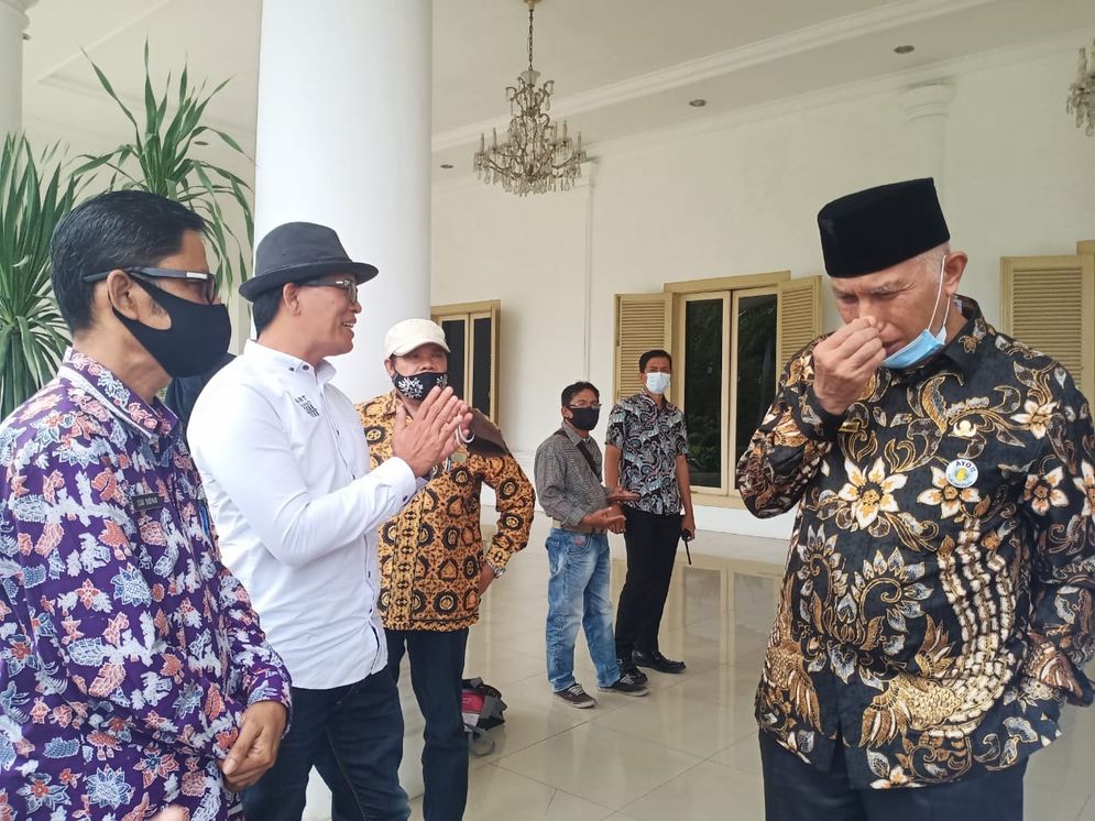Gubernur Sumbar Mahyeldi bersama seniman Padang