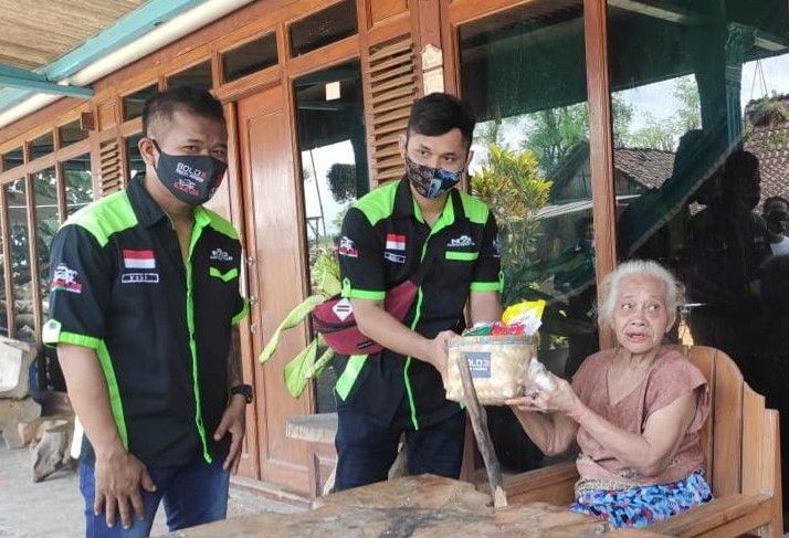 Bold Riders Madiun menyerahkan total 50 paket sembako kepada para lansia di Dusun Ngubalan dan Dirgo Paldaplang