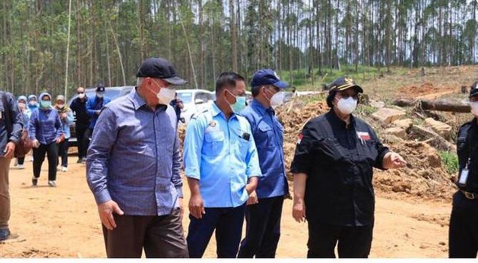 Menteri Siti Nurbaya Bakar bersama Arifin Rudiyanto dan Gubernur Isran Noor, ketika kunjungan kerja monitoring ke lokasi pembangunan pusat gedung pemerintahan calon IKN baru 