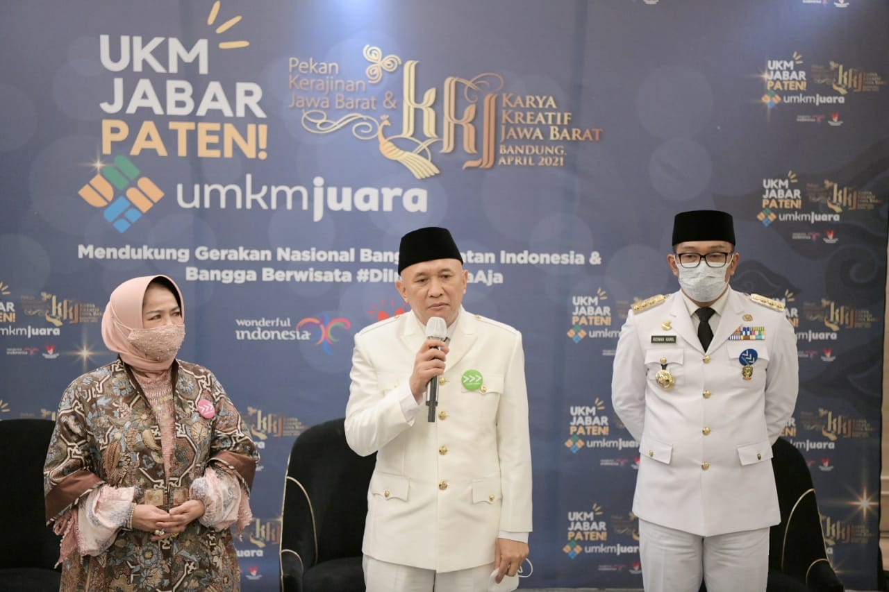 Gubernur Jabar Ridwan Kamil dan Menteri Koperasi dan UKM Teten Masduki saat meluncurkan Gerakan Nasional (Gernas) Bangga Buatan Indonesia (BBI) Jabar di Trans Convention Center, Kota Bandung, Sabtu (3/4/2021).
