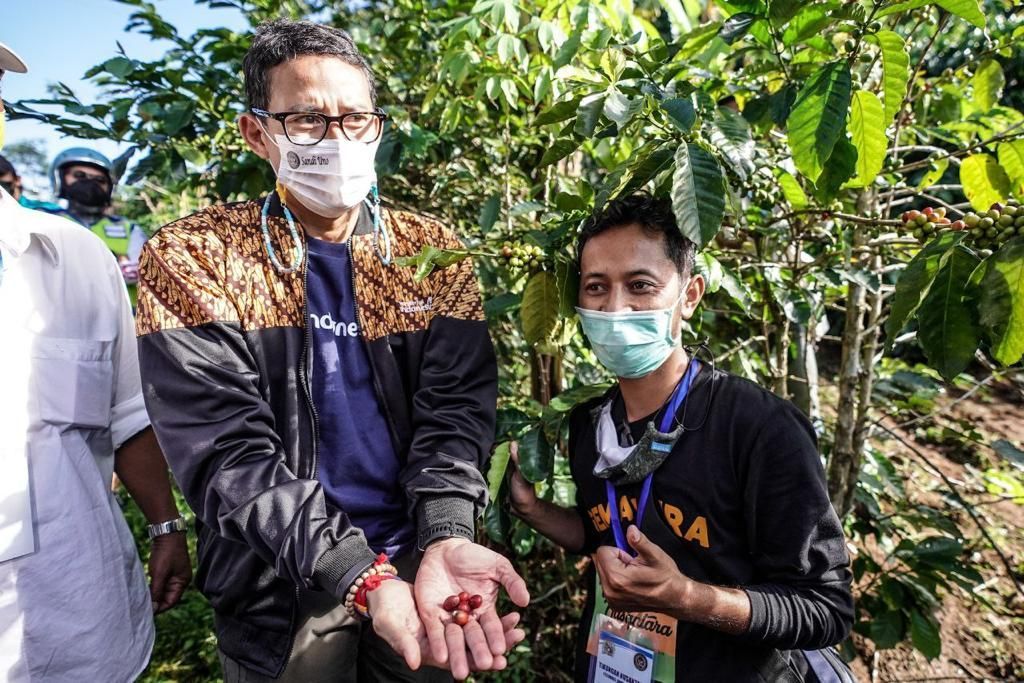 Menparekraf Sandiaga Salahuddin Uno saat berkunjung ke eduwisata di Dusun Pengkol, Desa Ngawonggo, Kaliangkrik, Jawa Tengah, Sabtu (3/4/2021) 