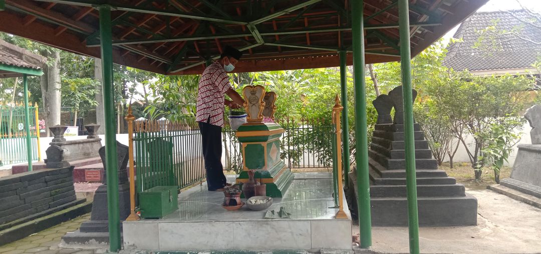 Sadranan Makam Barat Adipati Sedah Mirah, di Makam Petilasan Keraton Kartasura