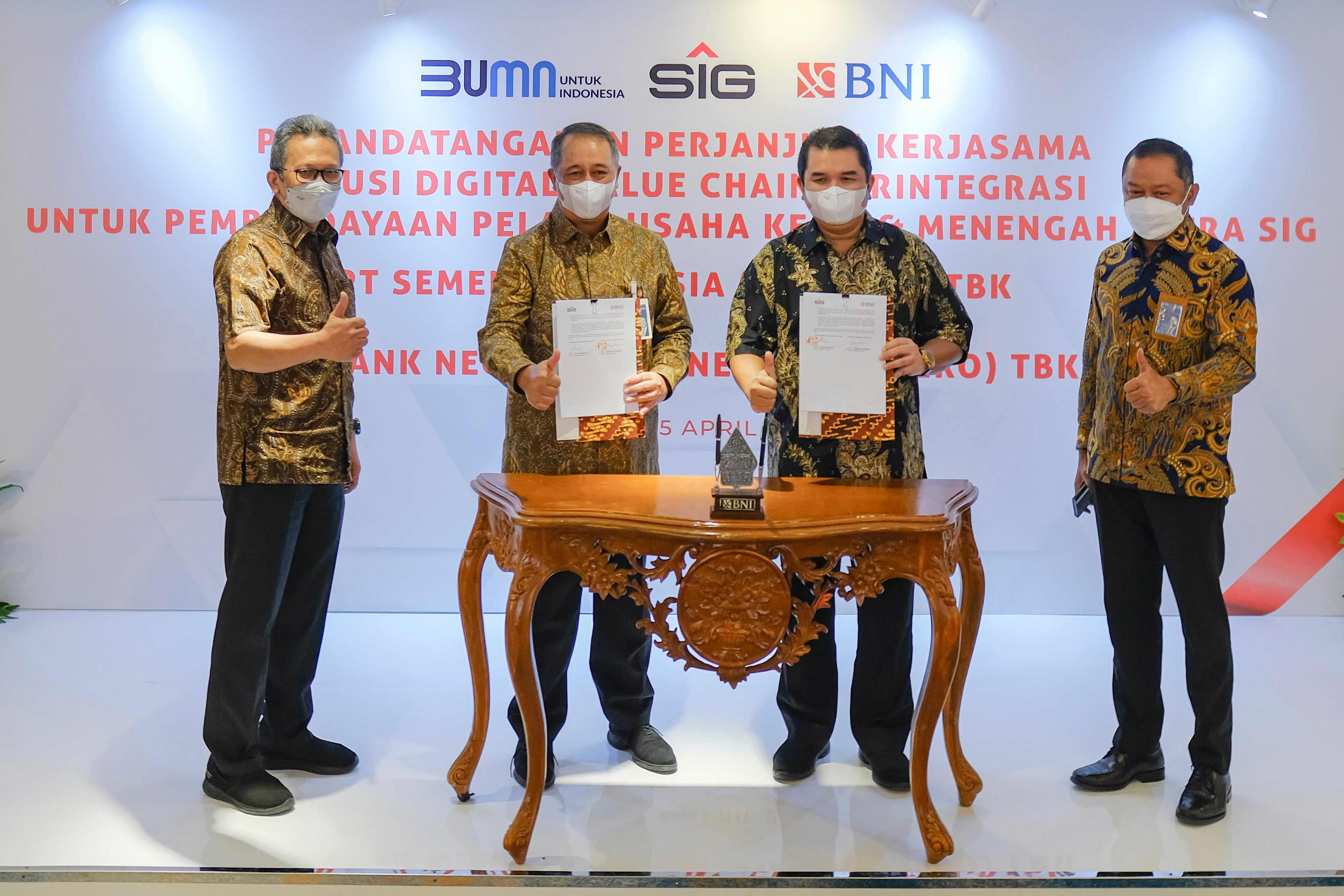 Direktur Utama SIG, Hendi Prio Santoso (kanan) dan Direktur Utama BNI, Royke Tumilaar (kiri) menandatangani Perjanjian Kerja Sama Solusi Digital Value Chain untuk Pembiayaan Distributor Mitra SIG di Jakarta, Senin (5/4/2021).