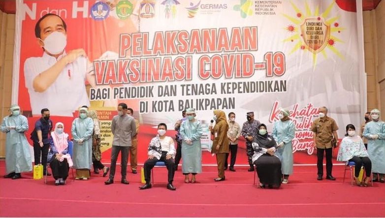 Menteri Pendidikan dan Kebudayaan RI Nadiem Anwar Makarim memantau langsung pelaksanaan vaksin covid-19 kepada guru di Balikpapan pada Selasa (6/4/2021