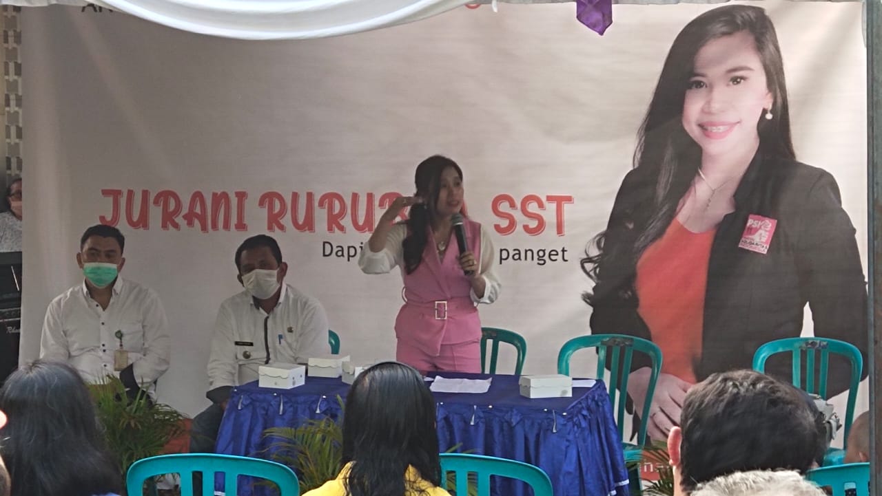 Anggota DPRD Kota Manado, Jurani Rurubua menggelar reses di Kelurahan Mapanget Barat, Kecamatan Mapanget. (Foto:mike)