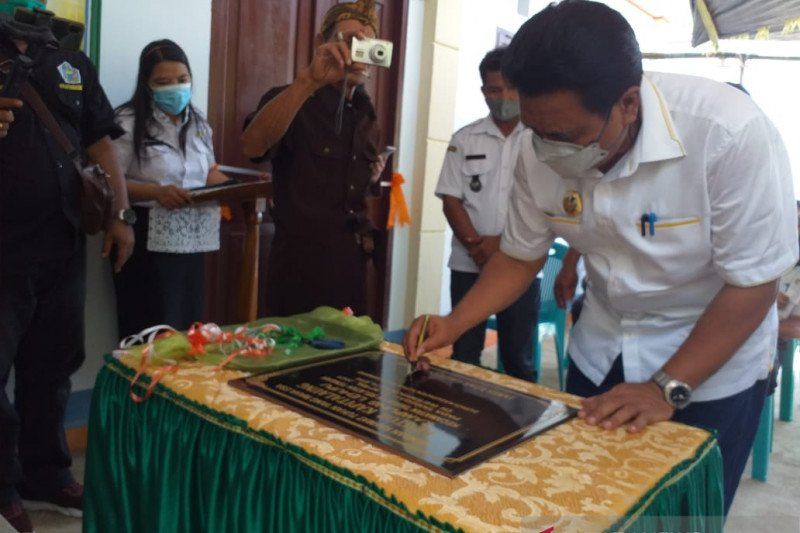 Bupati Jabes Gaghana saat meresmikan kantor desa Lehupu 