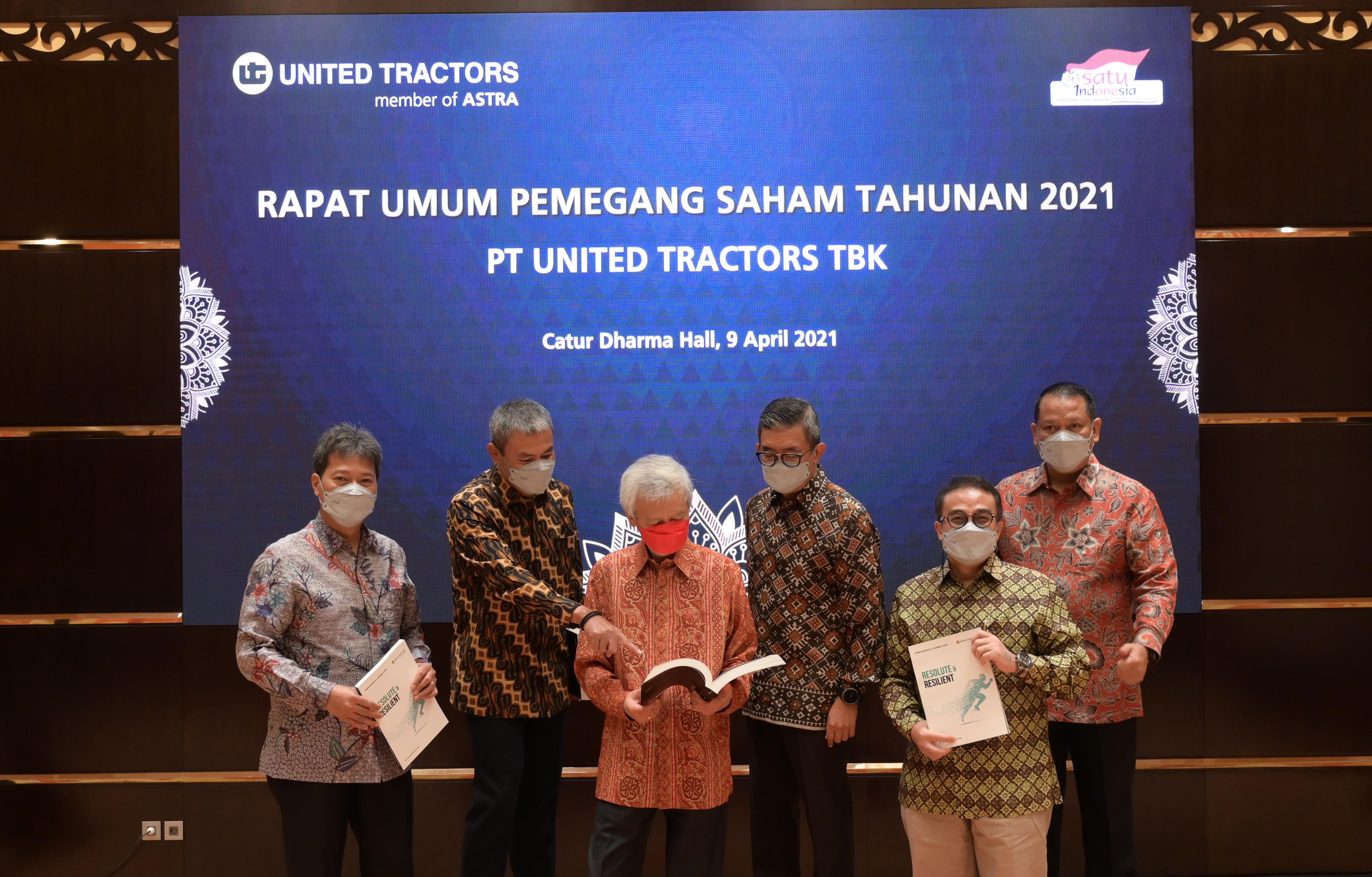 Jajaran manajemen PT United Tractors Tbk saat RUPST pada Jumat (9/4).