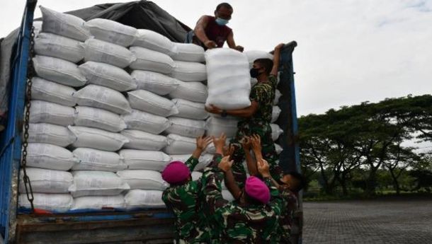 Yayasan Budha Tzu Chi Kirim Puluhan Ton Beras Melalui  Pasmar 2 Untuk Korban Bencana Alam NTT