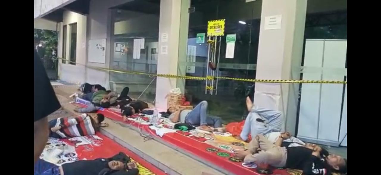 Anggota FRONTAL bertahan menduduki kantor Grab di Surabaya.