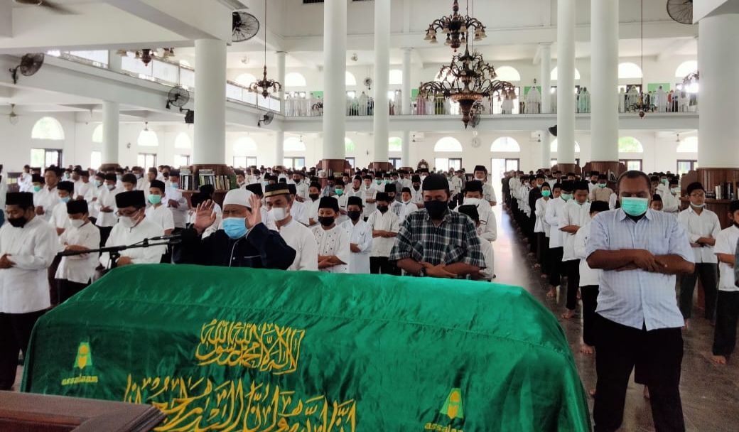 Jenasah KH Mochammad Chosin Shiddiq disholatkan