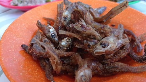 Nikmatnya Ikan Seluang Garing Dicocol Sambal Mangga