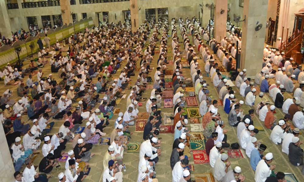 Suasana Ibadah Tarawih di Masjid Raya Sabilal Muhtadin Banjarmasin sebelum diterpa pandemi. Source: Ist
