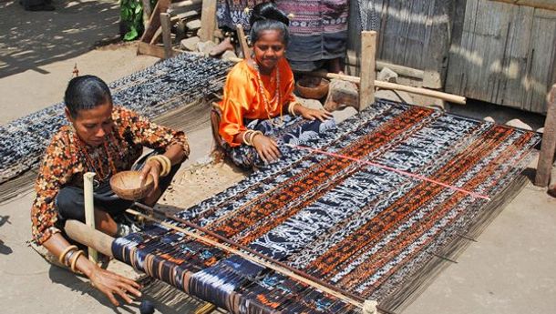 Jalan-Jalan Ke Watublapi,  Melihat Proses Tenun Ikat Tradisional