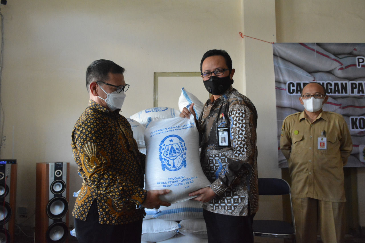 Wakil Walikota Yogyakarta saat meninjau pengelolaan cadangan beras di PT Tarunamartani