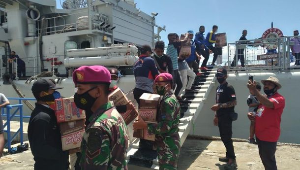 TNI AL Kerahkan Kapal Perang  Bantu Angkut Bantuan ke  NTT