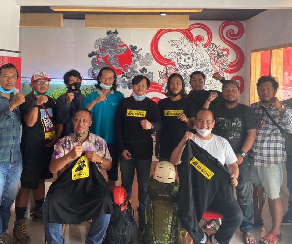 Para relawan Borneo Rescue saat pelepasan tim di kafe Garis Kota, Banjarbaru, Senin (12/4/2021). Source: Ist