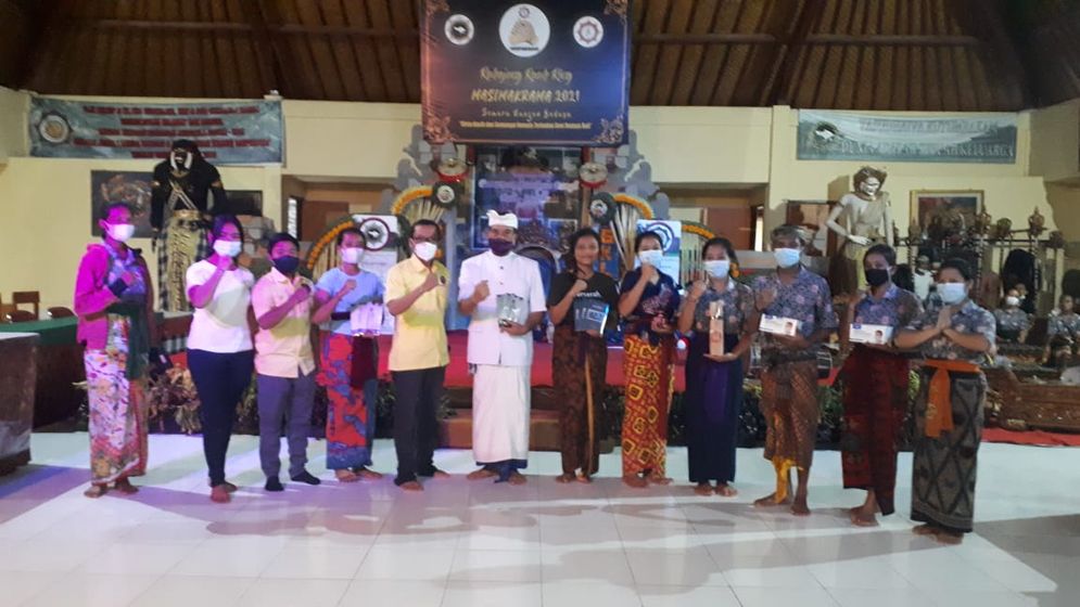 Anggota DPK Peradah Indonesia Bangli dan Yayasan Gurukula Bangli berfoto bersama usai menyerahkan donasi serangkaian Program Peradah Ngejot #5 di pasraman setempat