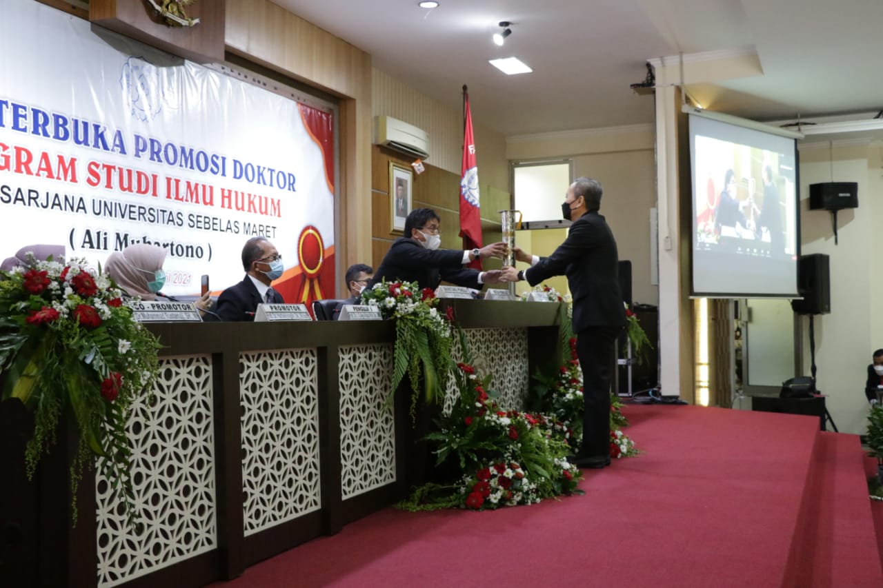 Jampidsus Ali Mukartono raih cumlaude dalam ujian doktor UNS