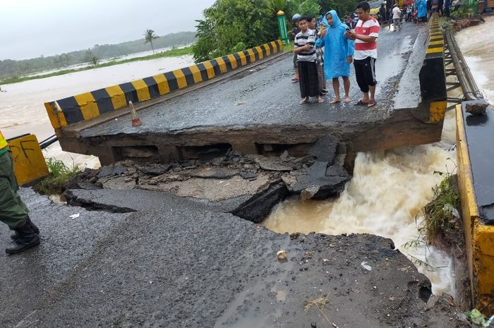 Kondisi Jembatan Sungai Salim, Kabupaten Banjar, saat diterjang banjir awal tahun 2021 tadi. Source: Ist
