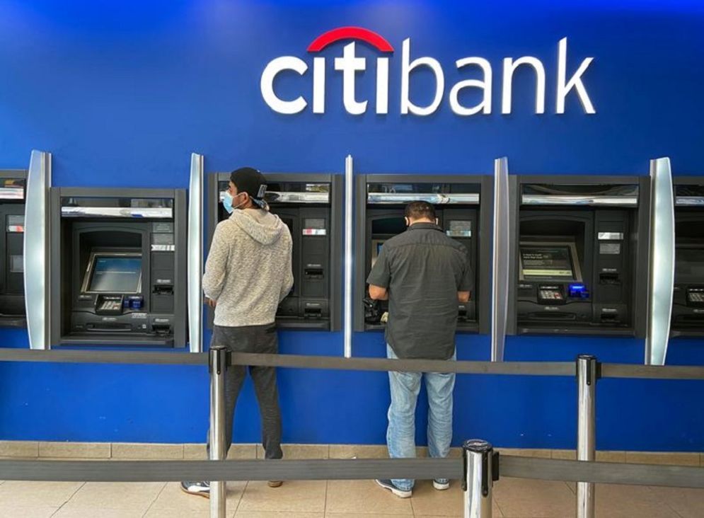 Nasabah sedang bertransaksi di mesin ATM Citibank