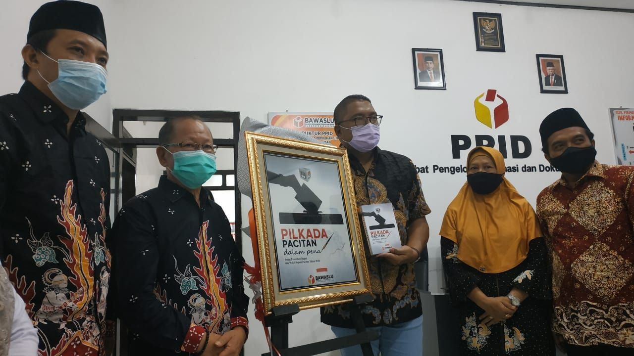Pimpinan Bawaslu RI Louncing Buku PILKADA Pacitan dalam Pena