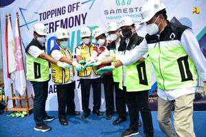 <p>Menteri Pekerjaan Umum dan Perumahan Rakyat (Menpupera) Basuki Hadimuljono dan Menteri Badan Usaha Milik Negara (BUMN) Erick Thohir didampingi Walikota Tangerang Selatan terpilih Benyamin Davnie, dan Direktur Utama Perum Perumnas, Budi Saddewa Soediro melakukan topping off atau pengecoran akhir atap Rumah Susun (Rusun) berbasis Transit Oriented Development (TOD) menara Cattleya di Stasiun Rawa Buntu, Tangerang Selatan. /Dok Kementerian BUMN</p>