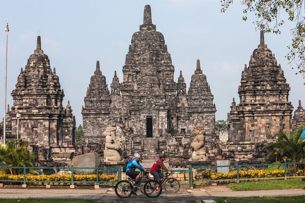 Prambanan dan Borobudur Kini Terbuka untuk Kegiatan Keagamaan Hindu & Buddha Sedunia
