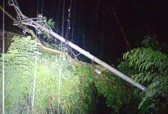 Badai Tropis membuat tiang listrik roboh, ini menyebabkan listrik padam di sejumlah wilayah di Kota Manado. (Foto:mike)