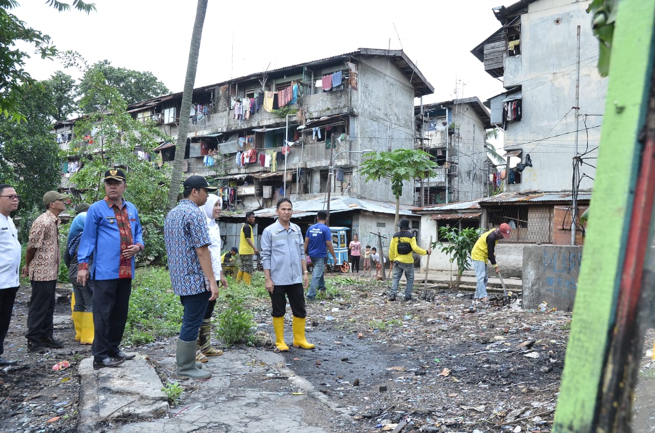 Peninjauan Wawako Palembang di Blok 12 Rusun, dalam kesempatan berbeda. (istimewa/bakohumas palembang)