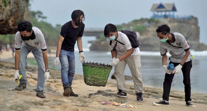 Bersih-bersih pantai anggota komunitas (Astra Motor Yogyakarta)