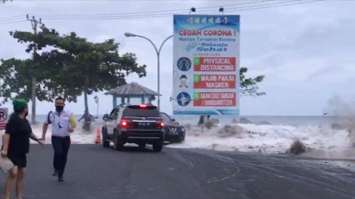 Gelombang laut yang terjadi di perairan Manado beberapa waktu lalu. (Foto:istimewa)