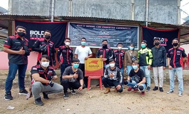 Kolaborasi komunitas motor CBR yang tergabung dalam Bold Riders Manado menyerahkan bantuan untuk pembangunan Masjid Arrahman, yang terletak di Desa Jambusarang, Kecamatan Bolangitang Barat, Kabupaten Bolaang Mongondow Utara, Sulawesi Utara pada Minggu (18/4/2021). Source: Istimewa