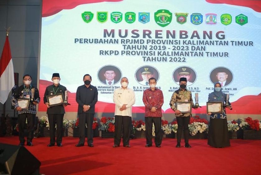 Balikpapan dan Samarinda Memperoleh Penghargaan Pembangunan Daerah