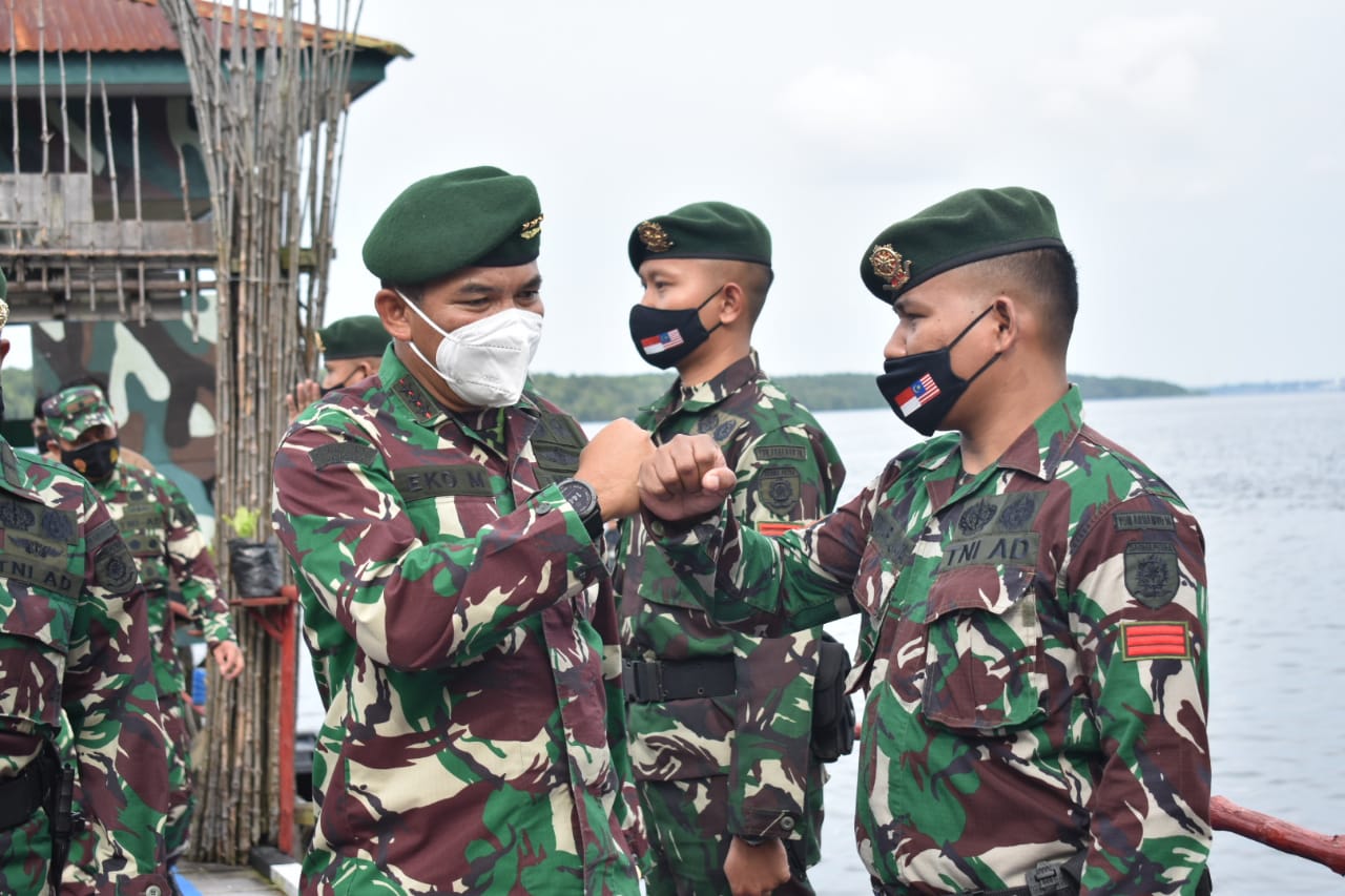 Kunjungan Kerja Pangkostrad, Letjen TNI Eko Margiyono Tinjau Langsung Personel di Perbatasan 