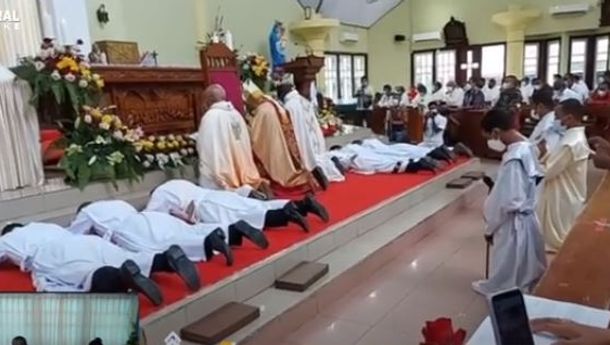 Uskup Agung Merauke Mgr. Mandagi MSC Tahbiskan Dua Imam dan Empat Diakon