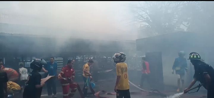 Aksi relawan memadamkan kebakaran di Rumah Makan Wong Solo Kayutangi Banjarmasin. Source: Dokumentasi