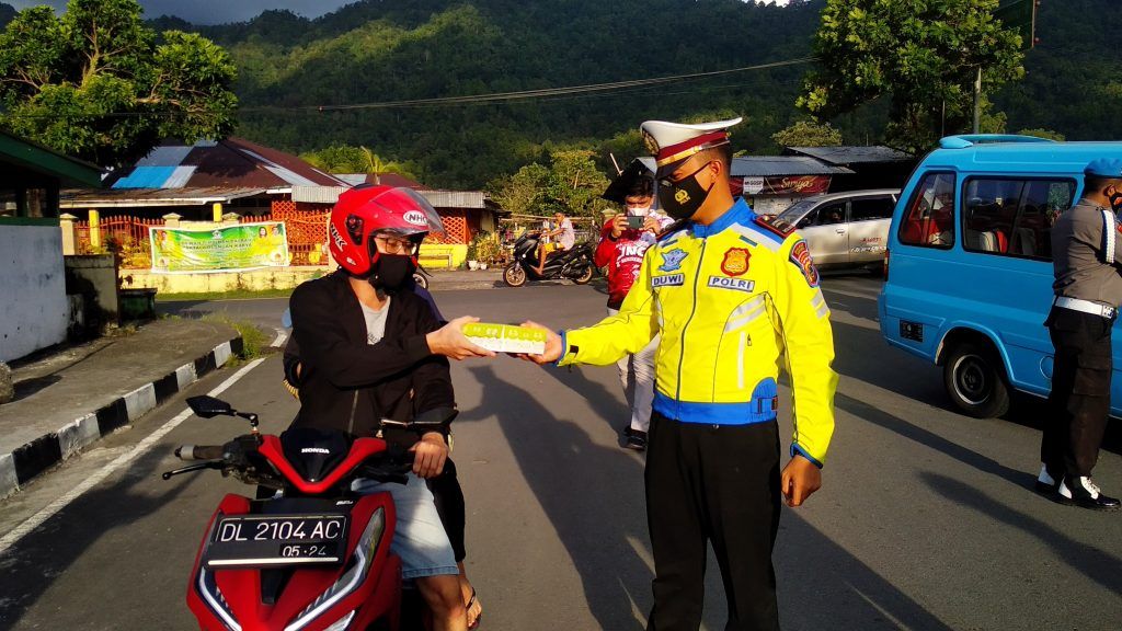 Kolaborasi YNCI dan Sat Lantad Polres Sangihe berbagi takjil kepada pengendara untuk berbuka puasa. (Foto:istimewa)