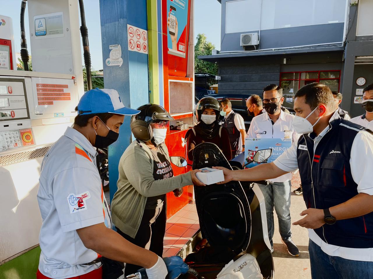 Berbagi Berkah, Pertamina Bagi-Bagi Takjil untuk Konsumen di SPBU