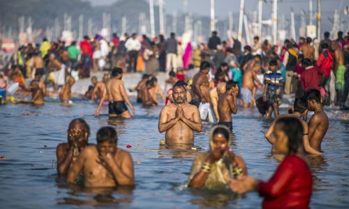 <p>Keramaian di India / Sumber: Bloomberg</p>
