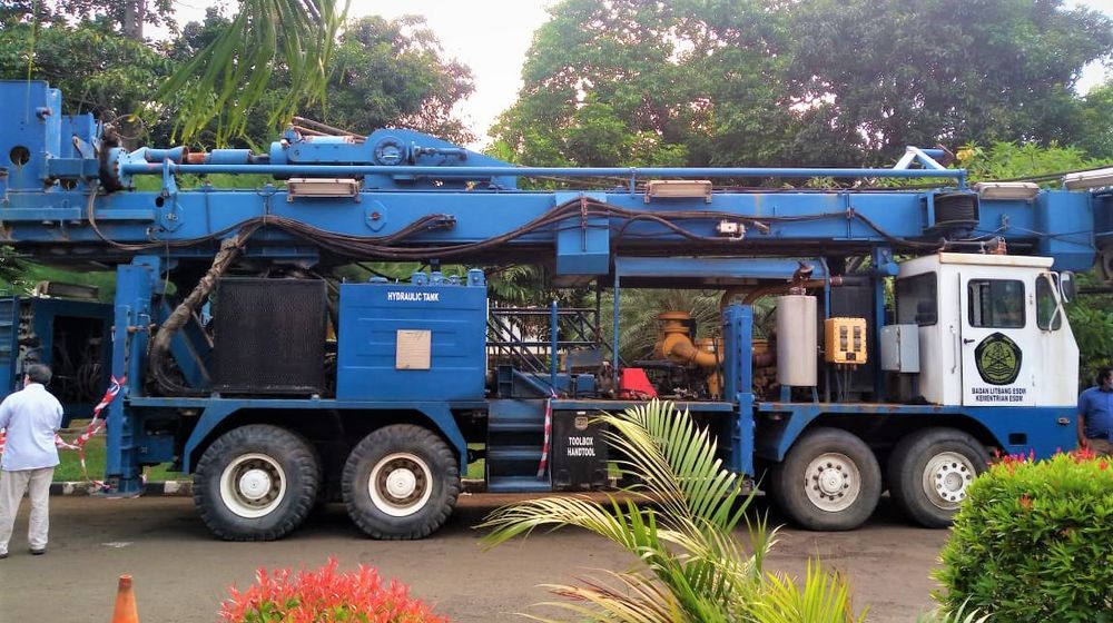 <p>Badan Litbang Kementerian Energi dan Sumber Daya Mineral (ESDM) memodifikasi Rig Hydraulic guna keperluan pemboran dan coring deep slim hole sumur panas bumi di Wilayah Kerja Panas Bumi (WKP) Cisolok-Cisukarame, Jawa Barat. Penyesuaian peralatan ini ditargetkan siap dipakai pada semester II tahun ini. / Kementerian ESDM</p>

