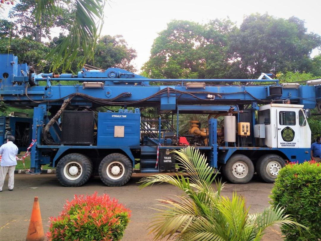 <p>Badan Litbang Kementerian Energi dan Sumber Daya Mineral (ESDM) memodifikasi Rig Hydraulic guna keperluan pemboran dan coring deep slim hole sumur panas bumi di Wilayah Kerja Panas Bumi (WKP) Cisolok-Cisukarame, Jawa Barat. Penyesuaian peralatan ini ditargetkan siap dipakai pada semester II tahun ini. / Kementerian ESDM</p>
