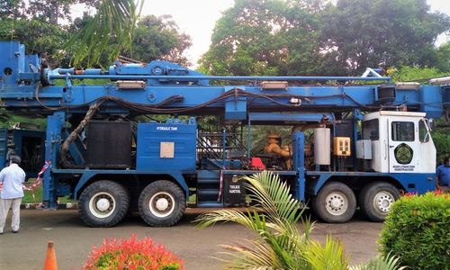 <p>Badan Litbang Kementerian Energi dan Sumber Daya Mineral (ESDM) memodifikasi Rig Hydraulic guna keperluan pemboran dan coring deep slim hole sumur panas bumi di Wilayah Kerja Panas Bumi (WKP) Cisolok-Cisukarame, Jawa Barat. Penyesuaian peralatan ini ditargetkan siap dipakai pada semester II tahun ini. / Kementerian ESDM</p>
