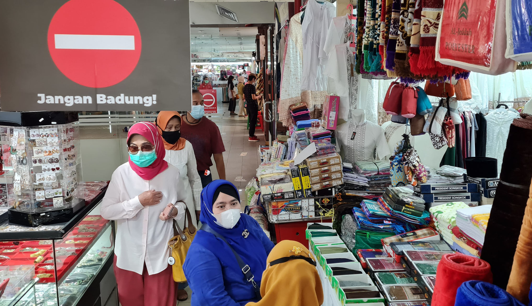 <p>Nampak aktifitas perdagangan di Pasar Mayestik Jakarta Selatan, Selasa 13 April 2021. Foto : Panji Asmoro/TrenAsia</p>
