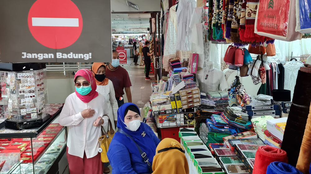 <p>Nampak aktifitas perdagangan di Pasar Mayestik Jakarta Selatan, Selasa 13 April 2021. Foto : Panji Asmoro/TrenAsia</p>
