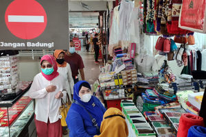 <p>Nampak aktifitas perdagangan di Pasar Mayestik Jakarta Selatan, Selasa 13 April 2021. Foto : Panji Asmoro/TrenAsia</p>
